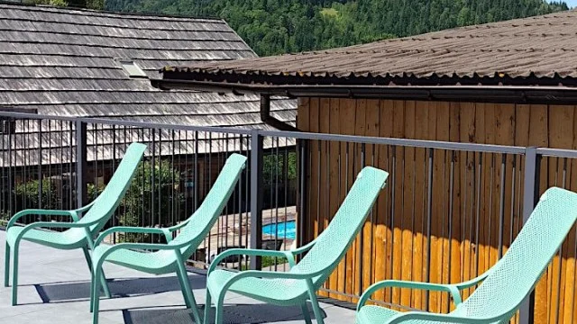 Шезлонги для готелю, SPA, аквапарку: Як вибрати лежаки - гід HoReCa