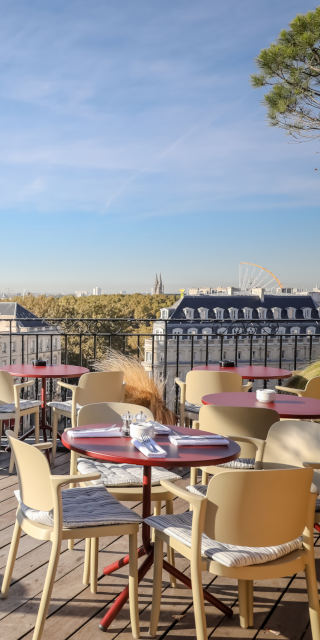 Металеві вуличні обідні столи Ta від COLOS для кафе готелів та ресторанів