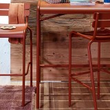 Барний стіл Luxembourg 4141 Red Ochre від виробника Fermob, артикул (414120)|Фото в інтерьєрі|Офіційний імпортер ➜ Вілла Ванілла